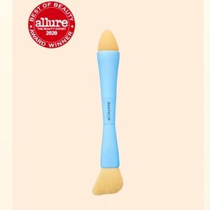 Multi-tasker
4-in-1 makeup brush